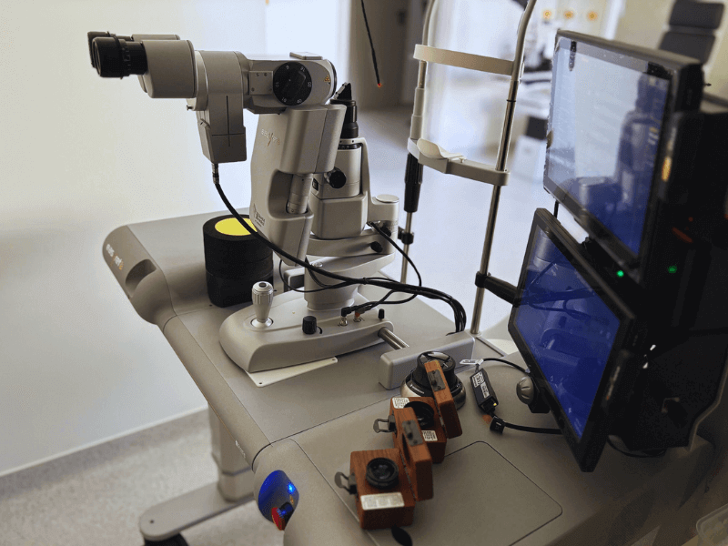 pacient skúša vhodné dioptrie pre astigmatizmus