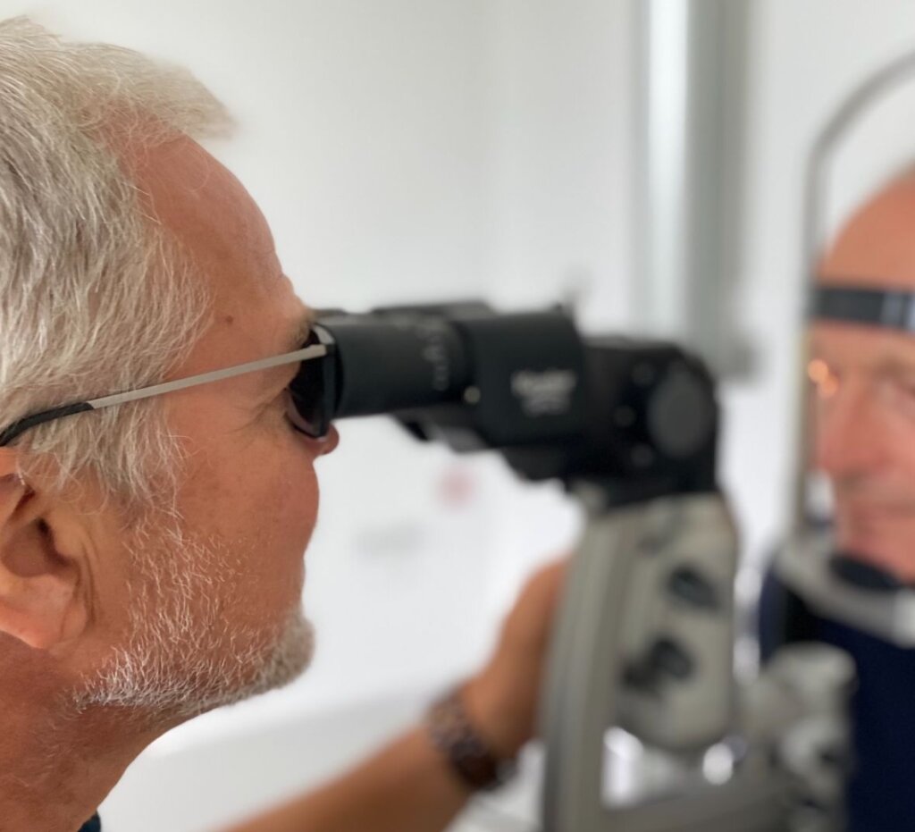 primár Peter Böhm vyšetruje pacienta