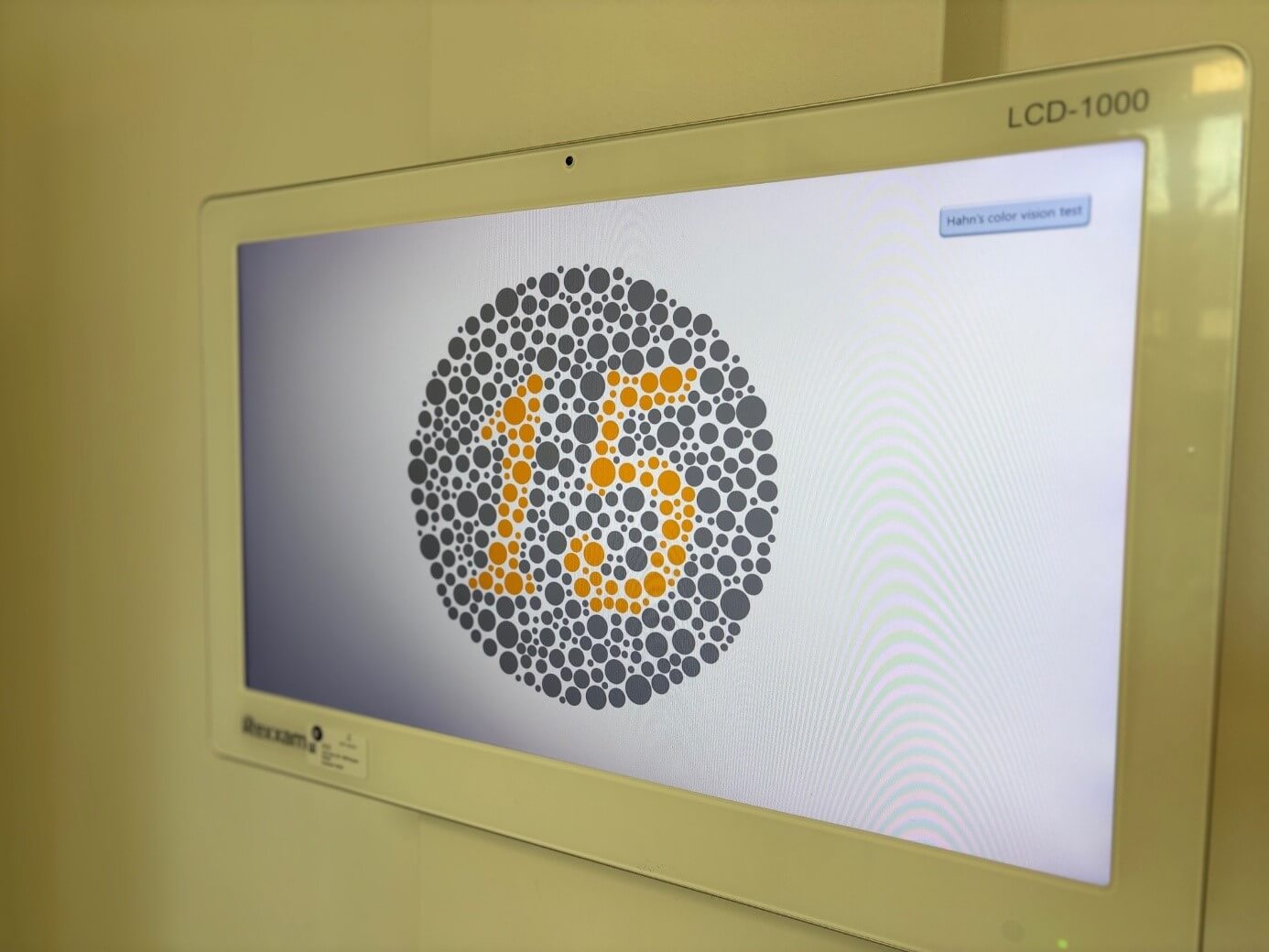 primár Peter Böhm vyšetruje pacienta